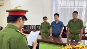 Cơ quan Cảnh sát điều tra Công an tỉnh Bạc Liêu tống đạt quyết định khởi tố bị can Đỗ Huy Bình. (Ảnh TRỌNG NGUYỄN)