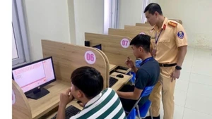 Thí sinh tham gia phần thi lý thuyết trên máy tính mô phỏng các tình huống giao thông.