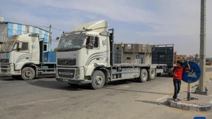 Xe tải chở hàng cứu trợ tại khu vực cửa khẩu Kerem Shalom giữa Israel và Dải Gaza, ngày 26/5/2024. (Ảnh: Tân Hoa xã)