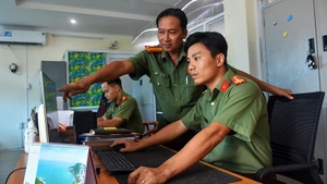 Cán bộ, chiến sĩ Đội An ninh - Công an thành phố Vũng Tàu (Bà Rịa-Vũng Tàu) theo dõi, xử lý thông tin xấu, độc, sai sự thật. (Ảnh: PHƯỚC AN)