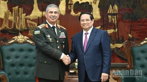 Thủ tướng Phạm Minh Chính và Thượng tướng Zakir Hasanov, Bộ trưởng Quốc phòng Azerbaijan. (Ảnh: TRẦN HẢI)