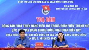 Các đồng chí chủ trì buổi tọa đàm.