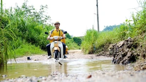 Nhân viên Bưu điện tỉnh Tuyên Quang vận chuyển bưu phẩm.