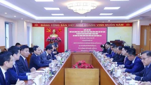 Đồng chí Trần Lưu Quang, Bí thư Trung ương Đảng, Trưởng Ban Chính sách, chiến lược Trung ương làm việc và trao đổi kinh nghiệm với Đoàn Ban Cải cách Doanh nghiệp Trung ương Đảng Nhân dân Cách mạng Lào. (Ảnh: Phương Hoa/TTXVN)