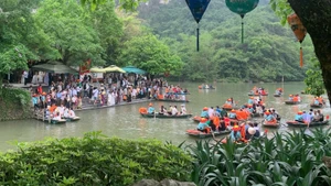 Du khách nườm nượp đổ về Ninh Bình. (Ảnh: tienphong.vn)