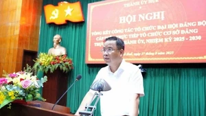 Đồng chí Phó Bí thư Thường trực Thành ủy Huế Phạm Đức Tiến phát biểu chỉ đạo tại hội nghị. (Ảnh: L.THỌ)