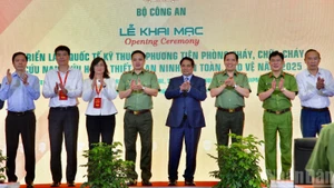 Thủ tướng Phạm Minh Chính và các đồng chí lãnh đạo tại Lễ khai mạc triển lãm.