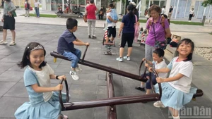 Trẻ em vui chơi ở Trường mầm non Jiayuyuan, thành phố Bắc Kinh, Trung Quốc.