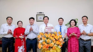 Chủ tịch Ủy ban nhân dân tỉnh Trần Duy Đông thăm, chúc mừng Văn phòng đại diện Báo Nhân Dân.