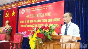 Phó Giáo sư, Tiến sĩ Nguyễn Ngọc Hòa, Phó Giám đốc Học viện Chính trị khu vực III phát biểu đề dẫn Hội thảo. (Ảnh: ĐÌNH TĂNG)