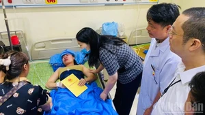 Phó Chủ tịch Ủy ban nhân dân tỉnh Lào Cai Vũ Thị Hiền Hạnh thăm, động viên người bị nạn. 