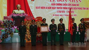 Thừa ủy quyền Chủ tịch nước, Trung tướng Nguyễn Anh Tuấn, Bí thư Đảng ủy, Chính ủy Bộ đội Biên phòng trao Huân chương Chiến công hạng Nhì tặng Bộ chỉ huy Bộ đội Biên phòng An Giang.