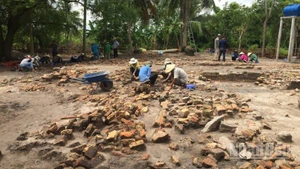 Khai quật di tích nền văn hóa Óc Eo-Ba Thê xã Óc Eo.