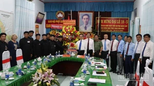 Bí thư Tỉnh ủy An Giang Lê Hồng Quang cùng đoàn công tác tặng hoa, quà chúc mừng Ban Trị sự Trung ương Giáo hội Phật giáo Hòa Hảo.