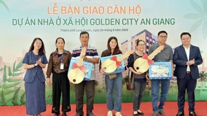 Đại diện chủ đầu tư bàn giao căn hộ cho các khách hàng.