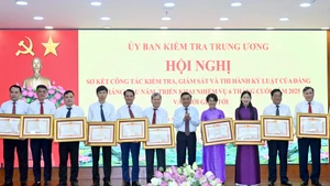 Đồng chí Trần Cẩm Tú, Ủy viên Bộ Chính trị, Thường trực Ban Bí thư trao bằng khen của Thủ tướng Chính phủ tặng các tập thể, cá nhân có thành tích xuất sắc năm 2025. (Ảnh: ĐĂNG KHOA)