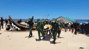 Thi thể của ngư dân mất tích trên biển được đưa vào bờ.