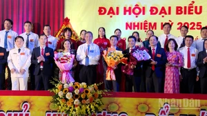 Lãnh đạo tỉnh Quảng Trị tặng hoa chúc mừng Ban Chấp hành Đảng bộ xã Lao Bảo, nhiệm kỳ 2025-2030.