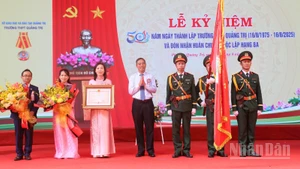 Trường trung học phổ thông Quảng Trị vinh dự đón nhận Huân chương Độc lập hạng Ba vào dịp kỷ niệm 50 năm thành lập.