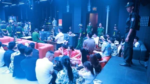 Lực lượng công an tỉnh Quảng Trị phát hiện nhiều đối tượng dương tính với ma túy khi kiểm tra vũ trường, nhà hàng. (Ảnh: Công an Quảng Trị)