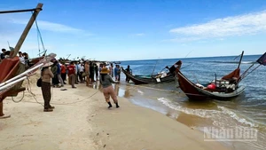 Thuyền đánh cá của ngư dân M.V.L. trôi dạt trên biển được người dân đưa vào bờ.