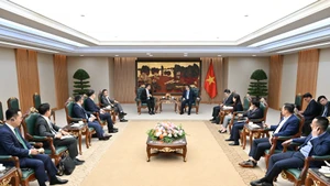Thủ tướng Phạm Minh Chính tiếp ông Kim Hyoung-nyon, Phó Chủ tịch Tập đoàn Dunamu và ông Lee Eunhung, Phó Chủ tịch Tập đoàn Hana.