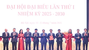 Thủ tướng trao quyết định và chụp ảnh chung với Ban Thường vụ Đảng bộ Bộ Ngoại giao.