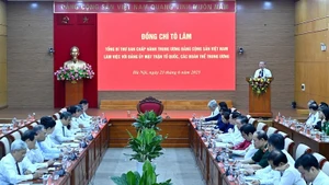 Quang cảnh buổi làm việc. (Ảnh ĐĂNG KHOA)
