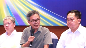TS Trần Đăng Tuấn cho rằng, đã đến lúc báo chí Việt Nam ngừng... loay hoay tìm "chỗ bán" sản phẩm báo chí trên các nền tảng. Thay vào đó, cần quay trở lại vấn đề cốt lõi: Nâng cao chất lượng sản phẩm.