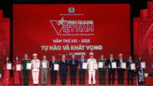 Đồng chí Nguyễn Trọng Nghĩa, Ủy viên Bộ Chính trị, Bí thư Trung ương Đảng, Trưởng ban Tuyên giáo và Dân vận Trung ương và đồng chí Nguyễn Đình Khang, Ủy viên Trung ương Đảng, Chủ tịch Tổng Liên đoàn Lao động Việt Nam trao Biểu trưng Vinh quang Việt Nam cho các tập thể được vinh danh. 