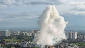 Vụ nổ gây khói bốc cao hàng trăm mét.
