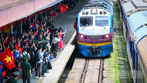 [Ảnh] Niềm vui trên những đoàn tàu đặc biệt chở cán bộ, chiến sĩ ra Hà Nội làm nhiệm vụ A80 
