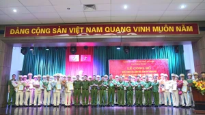 Trao quyết định đối với 30 chỉ huy các đội chữa cháy và cứu nạn, cứu hộ khu vực. 