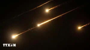 Các vệt sáng trên bầu trời Jerusalem khi Iran tiến hành cuộc tấn công bằng tên lửa nhằm vào Israel tối 13/6/2025. (Ảnh: THX/TTXVN) 