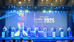 Các đại biểu bấm nút chính thức khai mạc Hội báo Toàn quốc năm 2025.