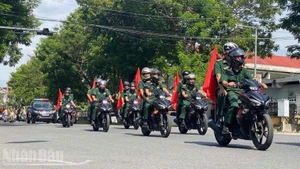 Các lực lượng diễu hành qua các đường phố lớn của Huế để lan tỏa phong trào toàn dân phòng, chống mua bán người. Ảnh: QUANG TIẾN