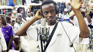 Diblaq biểu diễn trên đường phố ở Cameroon. Ảnh: JAIL TIME RECORDS