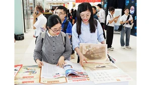 Phụ san Báo Nhân Dân được các bạn trẻ ưa thích.