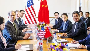 Một cuộc đàm phán thương mại gần đây giữa hai phái đoàn Mỹ (trái) và Trung Quốc. Ảnh: CNN