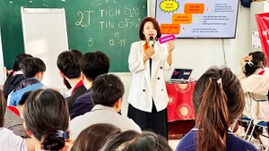 ThS Vũ Phương Thảo trò chuyện về giáo dục giới tính với học sinh trong Dự án TEENYEEU.