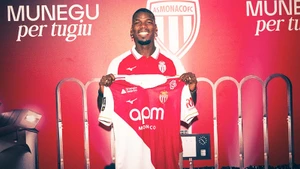 Pogba rạng rỡ trong mầu áo mới Monaco sau hai năm bị cấm thi đấu vì dương tính với chất cấm.