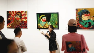 Phan Tú Trân đang chia sẻ về ý tưởng phái sinh hình tượng Doraemon tại triển lãm. Ảnh: NVCC