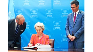 Chủ tịch Ủy ban châu Âu Ursula von der Leyen ký Hiệp ước Biển cả. Ảnh: EURONEWS