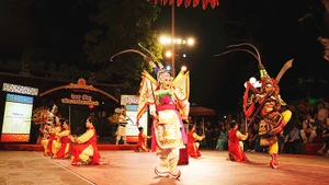 Các nghệ sĩ thể hiện không khí hào hùng trong tour diễn.