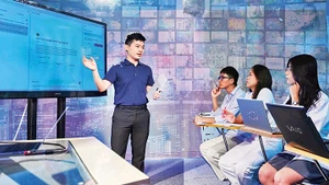 Sinh viên Viện Đào tạo Báo chí và Truyền thông (Trường đại học Khoa học xã hội và Nhân văn Hà Nội) học cách ứng dụng Al. Ảnh: QUANG PHONG