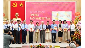 Nhà báo Hà Đăng tặng cuốn sách cho Thư viện Quốc gia Việt Nam, Thư viện Hà Nội, Học viện Báo chí và Tuyên truyền, Bảo tàng Báo chí Việt Nam. Ảnh: DUY LINH