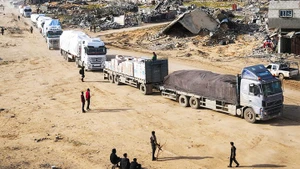 Các chuyến xe viện trợ nhân đạo vào Gaza chịu sự giám sát chặt chẽ của Israel. Ảnh: EURONEWS