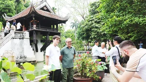 Khách du lịch nước ngoài tham quan Hà Nội. Ảnh: ANH QUÂN