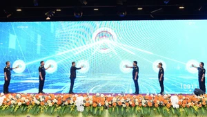 Các đại biểu bấm nút khởi động ứng dụng Viet Nam Customs Data.