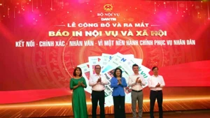 Các đại biểu dự lễ công bố và ra mắt Báo in Nội vụ và Xã hội. (Ảnh: LINH NGUYỄN)